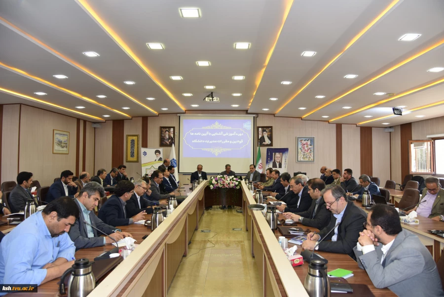 رئیس دانشگاه ملی مهارت در جمع رؤسای دانشکده‌ها و آموزشکده‌های سراسر کشور:
حیات دانشگاه و ارکان آن در گرو ضوابط، مقررات و قوانین است/ هیئت امنا مجلس قانون‌گذاری دانشگاه است/ سیاست دانشگاه تربیت نیروی توانمند اشتغال‌پذیر است 3