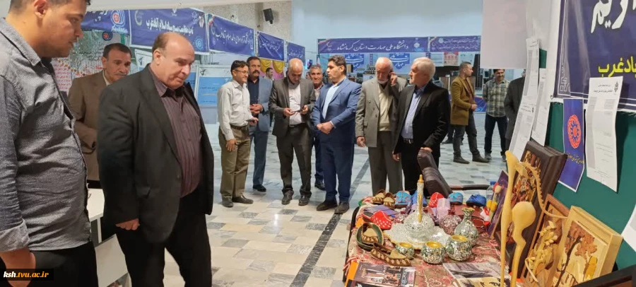 بازدید مدیرکل دفتربرنامه ریزی، بودجه و تحول اداری استانداری کرمانشاه از نمایشگاه پژوهش و فناوری اسلام آبادغرب 13