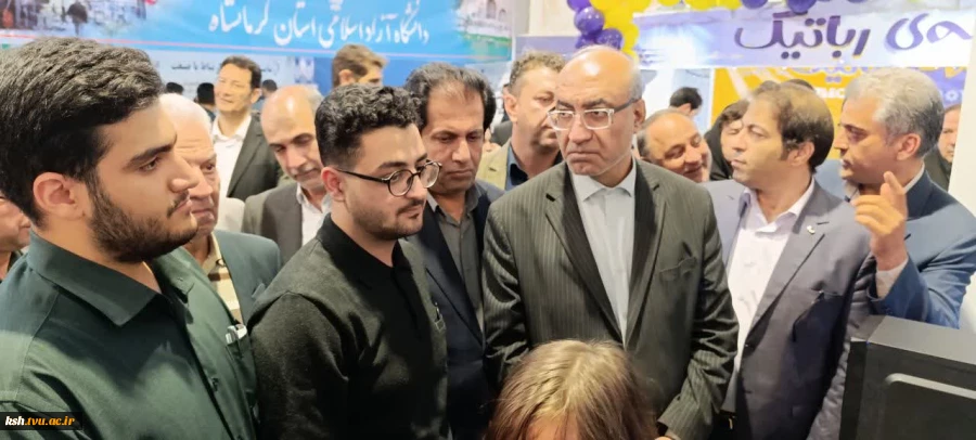 بازدید استاندار و جمعی از مدیران ارشد استان از غرفه دانشگاه ملی مهارت استان کرمانشاه 7