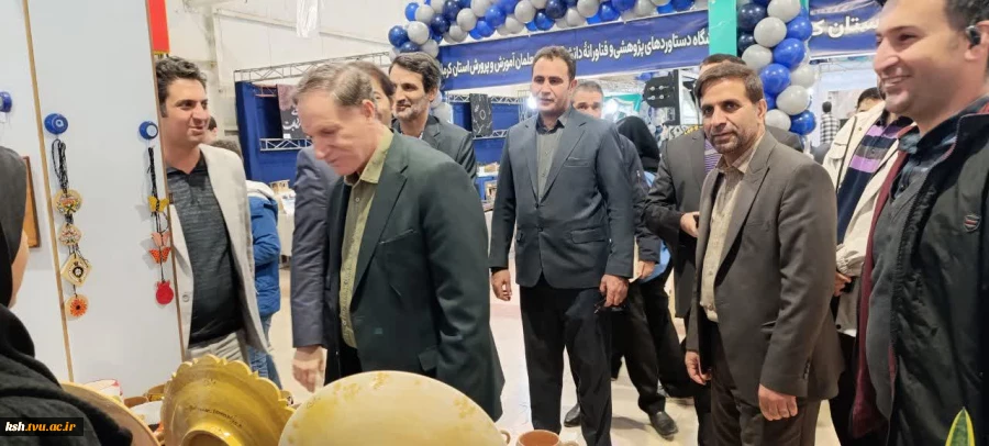 بازدیدمدیرکل آموزش و پرورش استان کرمانشاه از غرفه دانشگاه ملی مهارت 4