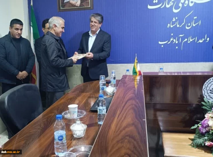 آموزشکده اسلام آبادغرب به عنوان غرفه برتر درنمایشگاه هفته پژوهش انتخاب شد