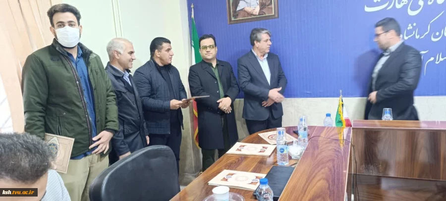 آموزشکده اسلام آبادغرب به عنوان غرفه برتر درنمایشگاه هفته پژوهش انتخاب شد 3