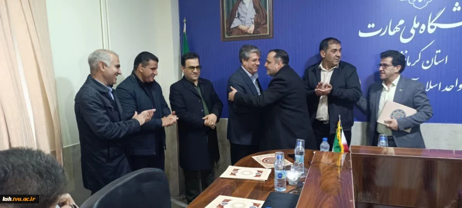 آموزشکده اسلام آبادغرب به عنوان غرفه برتر درنمایشگاه هفته پژوهش انتخاب شد 4