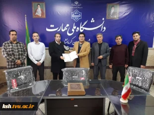 اهدای تندیس مقام سوم مسابقات اختراعات و ابتکارات آرموکاپ به ریاست دانشگاه ملی مهارت استان کرمانشاه 2