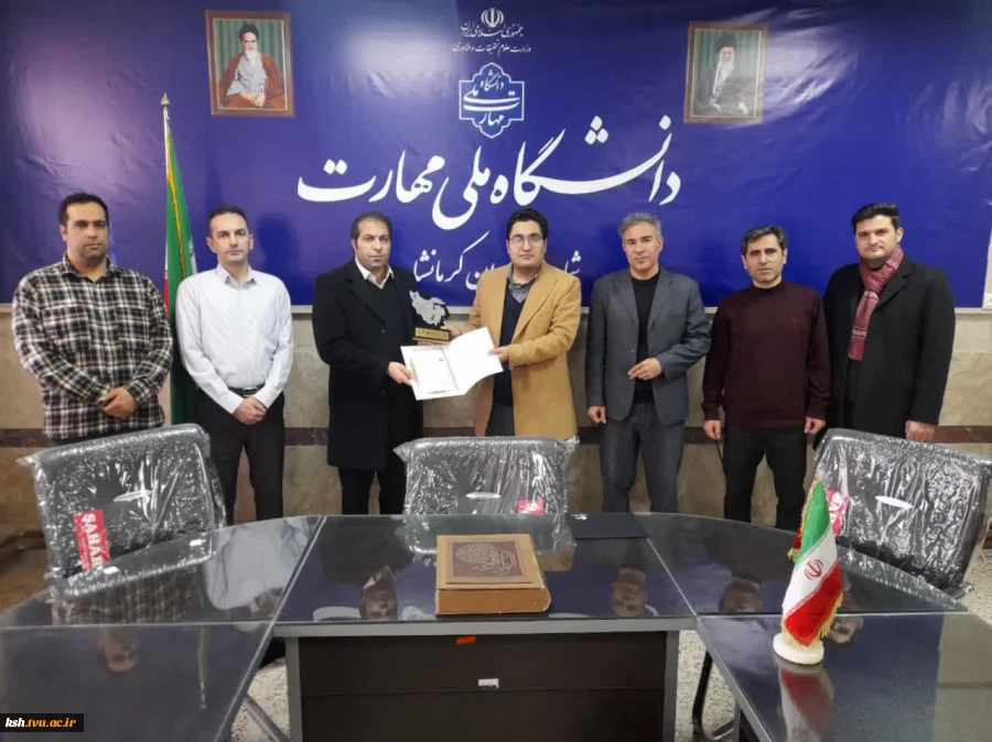 اهدای تندیس مقام سوم مسابقات اختراعات و ابتکارات آرموکاپ به ریاست دانشگاه ملی مهارت استان کرمانشاه 2